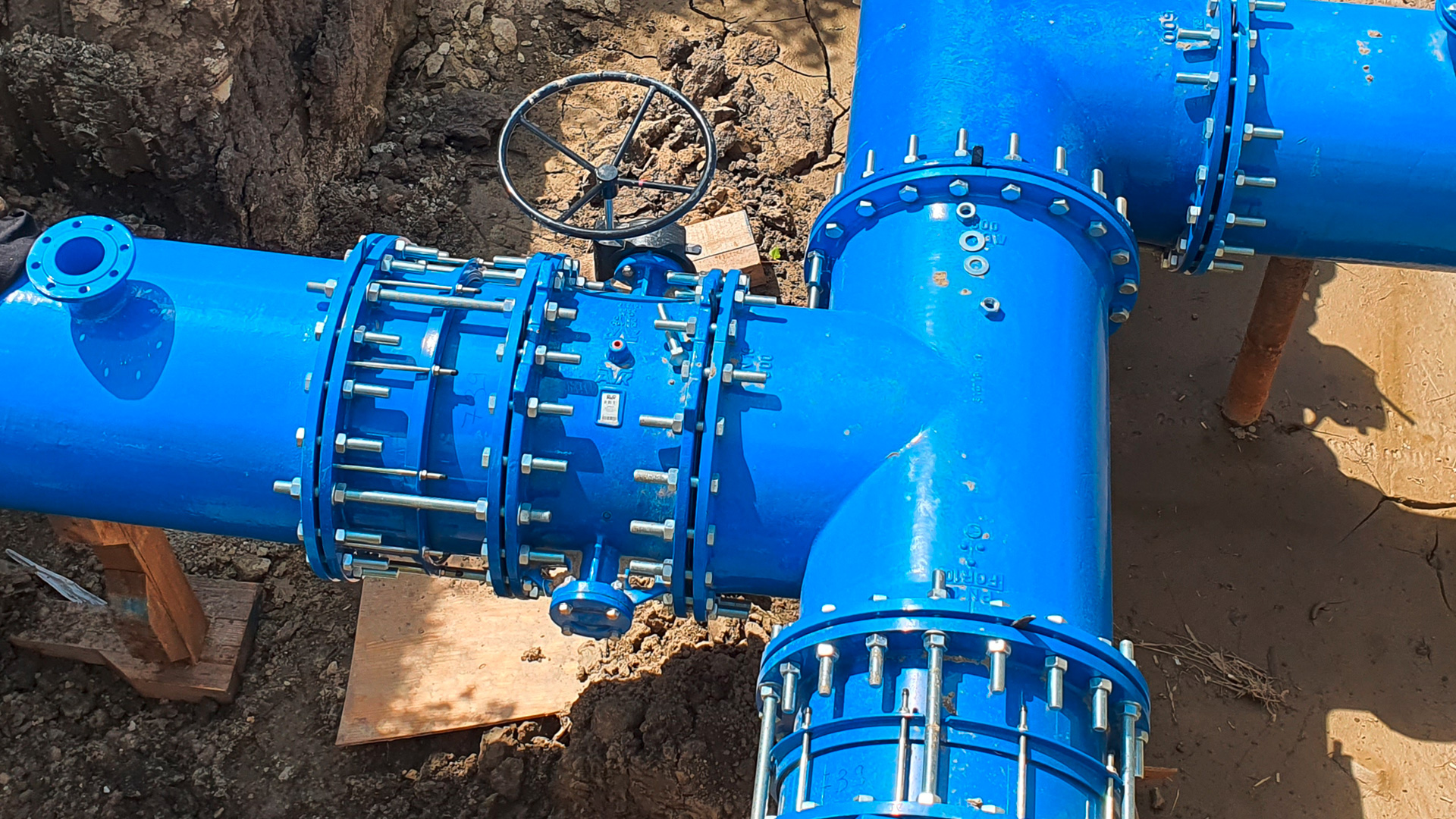 AVK double eccentric butterfly valves, dismantling joints and Supa Maxi™ installed at water transmission pipeline reconstruction